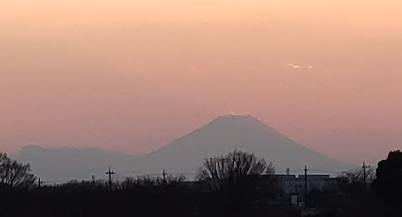 城前橋から上流500ｍの柳瀬川北岸から眺める富士山_2023年1月7日16時45分