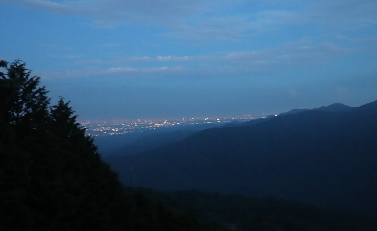 夕闇迫るK峠からの眺望_2022年7月27日19時45分気温26度